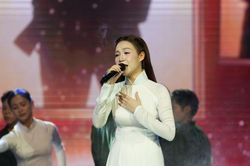 Nghẹn ngào tiếng hát Hòa Minzy và khoảng lặng bi tráng của 'Hàng bia trắng'