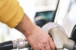 Giá xăng E10 tăng gần 1.000 đồng/lít, có loại dầu tăng hơn 2.400 đồng/lít