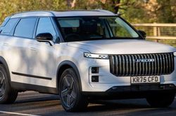 Mẫu xe giá rẻ 'hao hao' Range Rover bất ngờ vươn lên bán chạy nhất nước Anh