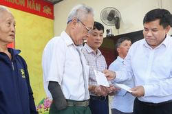 Bộ D&acirc;n tộc v&agrave; T&ocirc;n gi&aacute;o trao hơn 300 triệu đồng tri &acirc;n người c&oacute; c&ocirc;ng ở Quảng Trị