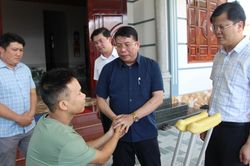 Bộ Dân tộc và Tôn giáo thăm hỏi người dân vùng lũ Mường Than