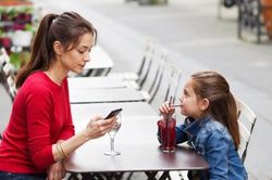 Bố mẹ có nên buông điện thoại trước mặt con?