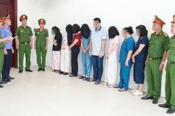 Đ&aacute;nh sập ph&ograve;ng kh&aacute;m bơm sữa đậu n&agrave;nh tạo dịch mủ, dọa ung thư, g&acirc;y đau tử cung để moi tiền kh&aacute;ch h&agrave;ng