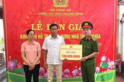Công an Quảng Ninh trao tặng kinh phí hỗ trợ xây dựng nhà tình nghĩa cho gia đình liệt sĩ