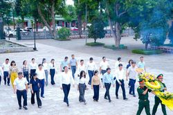 Thường trực HĐND tỉnh, Đo&agrave;n ĐBQH tỉnh d&acirc;ng hoa, d&acirc;ng hương tưởng niệm c&aacute;c Anh h&ugrave;ng liệt sĩ