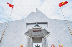 Dòng tên anh khắc vào đá núi...
