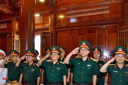 Bộ CHQS tỉnh Nghệ An d&acirc;ng hương tưởng niệm c&aacute;c Anh h&ugrave;ng liệt sĩ