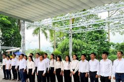 Đo&agrave;n c&ocirc;ng t&aacute;c Đảng ủy c&aacute;c cơ quan Đảng tỉnh Nghệ An d&acirc;ng hương tại Nghĩa trang Liệt sĩ Quốc gia Vị Xuy&ecirc;n