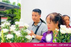 D&ograve;ng người mu&ocirc;n phương về Ng&atilde; ba Đồng Lộc tri &acirc;n c&aacute;c anh h&ugrave;ng liệt sĩ