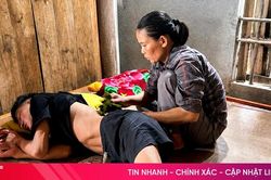 V&ograve;ng tay nh&acirc;n &aacute;i: X&oacute;t xa cảnh người mẹ ngh&egrave;o một m&igrave;nh g&aacute;nh nợ nu&ocirc;i con