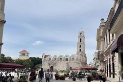 Th&ecirc;m hai chuỗi kh&aacute;ch sạn quốc tế r&uacute;t khỏi thị trường Cuba