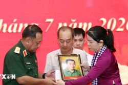Trao tặng di ảnh liệt sỹ đ&atilde; phục dựng cho c&aacute;c gia đ&igrave;nh liệt sỹ