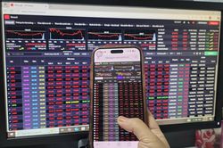 Có nhịp bật hồi nhẹ nhưng áp lực bán chưa giảm, VN-Index lùi về mốc 1.660 điểm