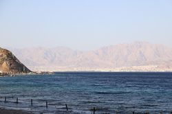 Houthi phong tỏa Biển Đỏ: Đòn đánh làm rung chuyển chuỗi cung ứng và thị trường năng lượng toàn cầu