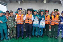 Cảnh s&aacute;t biển Việt Nam thăm, tặng qu&agrave; qu&acirc;n v&agrave; d&acirc;n đặc khu Ph&uacute; Qu&yacute;