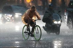 Cảnh b&aacute;o mưa d&ocirc;ng k&egrave;m lốc s&eacute;t ở H&agrave; Nội v&agrave; mưa lớn ở nhiều khu vực