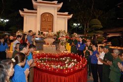 Thắp nến tri ân và công diễn vở kịch hát 'Khoảng trời con gái' tại Ngã ba Đồng Lộc