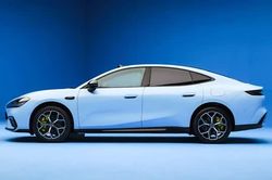 Xe sedan dài 5 mét, công suất 570 mã lực, giá hơn 800 triệu đồng