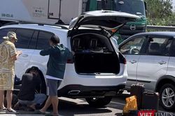 Hàng chục ô tô gặp sự cố vì cán phải 'vật thể lạ' bằng kim loại trên cao tốc Đà Nẵng - Quảng Ngãi