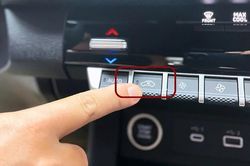 Ngạt khí trong ô tô có phải do chế độ lấy gió trong?