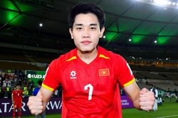 Vì World Cup, HLV Kim Sang Sik đừng để Đình Bắc dự bị