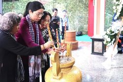 Hội LHPN TPHCM tưởng niệm các anh hùng liệt sĩ tại Công viên Lê Thị Riêng