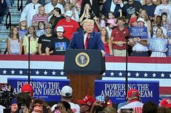 &Ocirc;ng Trump tin Iran sớm quay lại đ&agrave;m ph&aacute;n, Tehran tiếp tục cảnh b&aacute;o cứng rắn