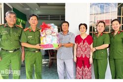 Trao 92 phần qu&agrave; tri &acirc;n gia đ&igrave;nh ch&iacute;nh s&aacute;ch, người c&oacute; c&ocirc;ng