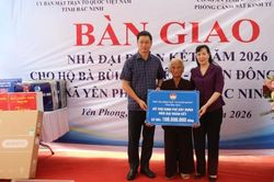 Phó Bí thư Tỉnh ủy Trần Huy Phương dự bàn giao nhà 'Đại đoàn kết' cho hộ đặc biệt khó khăn tại xã Yên Phong