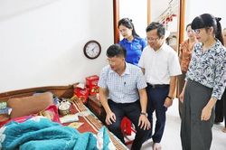 B&aacute;o v&agrave; Ph&aacute;t thanh, Truyền h&igrave;nh Bắc Ninh thăm, tặng qu&agrave; Mẹ Việt Nam Anh h&ugrave;ng Đỗ Thị Y&ecirc;n