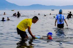 Lan tỏa các lớp dạy bơi miễn phí cho người dân