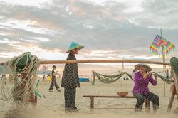 Trải nghiệm 'Đón nhịp chợ cá bình minh' tại bãi biển Mân Thái