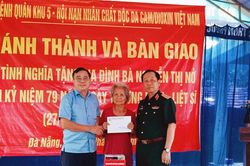 B&agrave;n giao nh&agrave; t&igrave;nh nghĩa cho nạn nh&acirc;n chất độc da cam tại x&atilde; Quế Sơn Trung