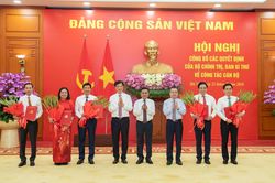 C&ocirc;ng bố c&aacute;c Quyết định của Bộ Ch&iacute;nh trị, Ban B&iacute; thư về c&ocirc;ng t&aacute;c c&aacute;n bộ