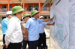 Ph&oacute; B&iacute; thư Thường trực Tỉnh ủy L&ecirc; Th&agrave;nh Đ&ocirc; kiểm tra tiến độ Dự &aacute;n Trường Phổ th&ocirc;ng nội tr&uacute; li&ecirc;n cấp x&atilde; Mường Nh&agrave;