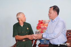 Ph&oacute; B&iacute; thư Th&agrave;nh ủy V&otilde; Tấn Đức thăm, tặng qu&agrave; Mẹ Việt Nam anh h&ugrave;ng v&agrave; Anh h&ugrave;ng Lực lượng vũ trang nh&acirc;n d&acirc;n