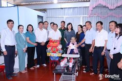 Đo&agrave;n c&ocirc;ng t&aacute;c của th&agrave;nh phố Đồng Nai thăm, tặng qu&agrave; c&aacute;c mẹ Việt Nam anh h&ugrave;ng