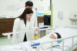 Lãnh đạo Sở Y tế Đồng Nai thăm, tặng quà hỗ trợ 2 bệnh nhi vụ cháy xe khách