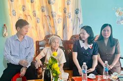 Đoàn Đại biểu Quốc hội thành phố Đồng Nai thăm, tặng quà các Mẹ Việt Nam anh hùng