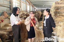 Chi cục Phát triển nông thôn khảo sát làng nghề bó chổi xã Vĩnh Hựu