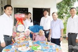 Phó Bí thư Thường trực Tỉnh ủy Phan Văn Thắng thăm, tặng quà gia đình chính sách tại xã Hưng Thạnh