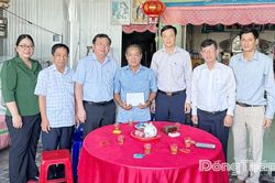 Đồng ch&iacute; Phan Văn Thương thăm, tặng qu&agrave; gia đ&igrave;nh ch&iacute;nh s&aacute;ch nh&acirc;n kỷ niệm Ng&agrave;y Thương binh - Liệt sĩ