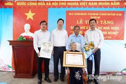 L&atilde;nh đạo tỉnh trao tặng danh hiệu B&agrave; mẹ Việt Nam Anh h&ugrave;ng cho mẹ Phạm Thị Ki&ecirc;n