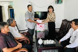 Giám đốc Sở Nội vụ Phạm Thị Tố Hải thăm, tặng quà cho các gia đình chính sách tiêu biểu