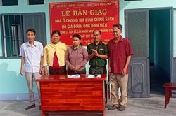 Trao nhà ở cho con đẻ người hoạt động kháng chiến bị nhiễm chất độc hóa học tại xã Ya Ma