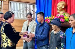 Hiệp hội Doanh nghiệp tỉnh Gia Lai tặng qu&agrave; cho c&aacute;c gia đ&igrave;nh ch&iacute;nh s&aacute;ch tại x&atilde; G&agrave;o