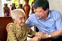 Phó Chủ tịch Thường trực UBND tỉnh Nguyễn Tuấn Thanh thăm, tặng quà gia đình chính sách