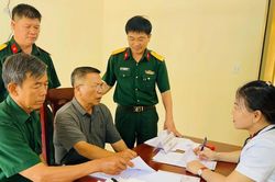 Khám bệnh, cấp thuốc miễn phí cho hơn 500 người có công, già làng, người uy tín