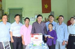 Ph&oacute; Chủ tịch Thường trực HĐND tỉnh Trương Văn Đạt thăm, tặng qu&agrave; c&aacute;c gia đ&igrave;nh c&oacute; c&ocirc;ng với nước