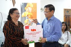 Ph&oacute; Chủ tịch UBND tỉnh Nguyễn Tự C&ocirc;ng Ho&agrave;ng thăm, tặng qu&agrave; người c&oacute; c&ocirc;ng ti&ecirc;u biểu